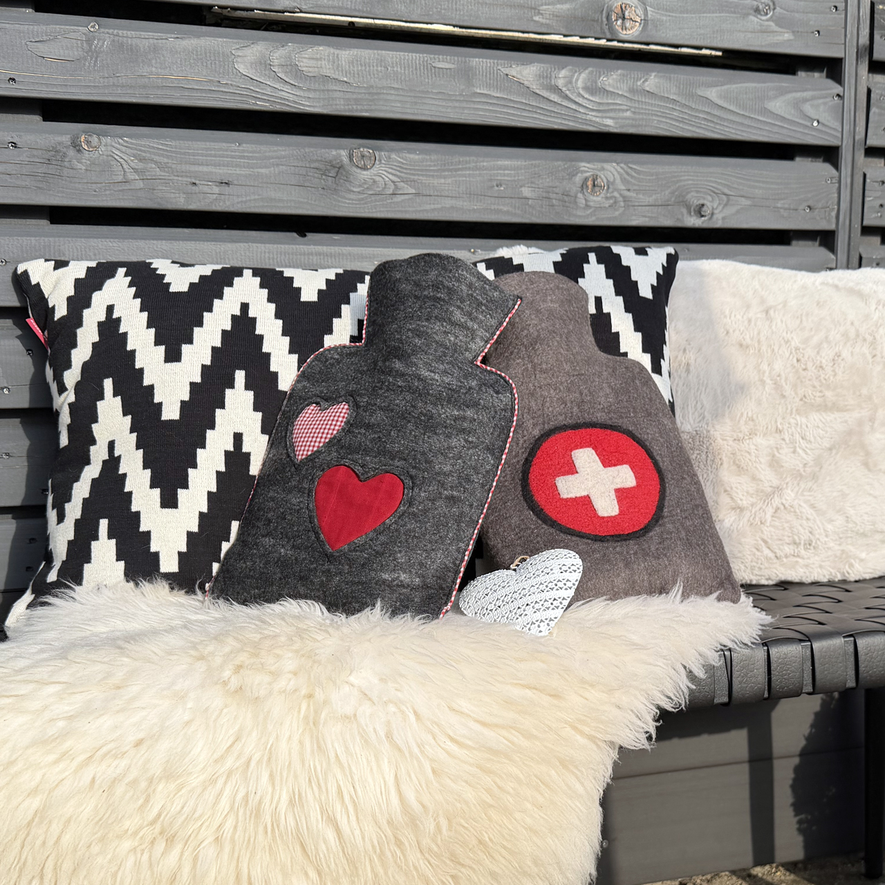 Wärmflasche Klassik 1,8 l mit Filzbezug Kreuz