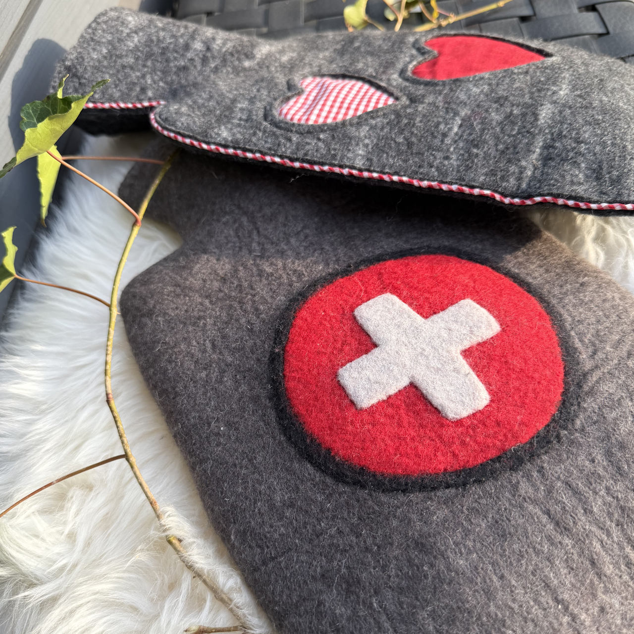 Wärmflasche Klassik 1,8 l mit Filzbezug Kreuz