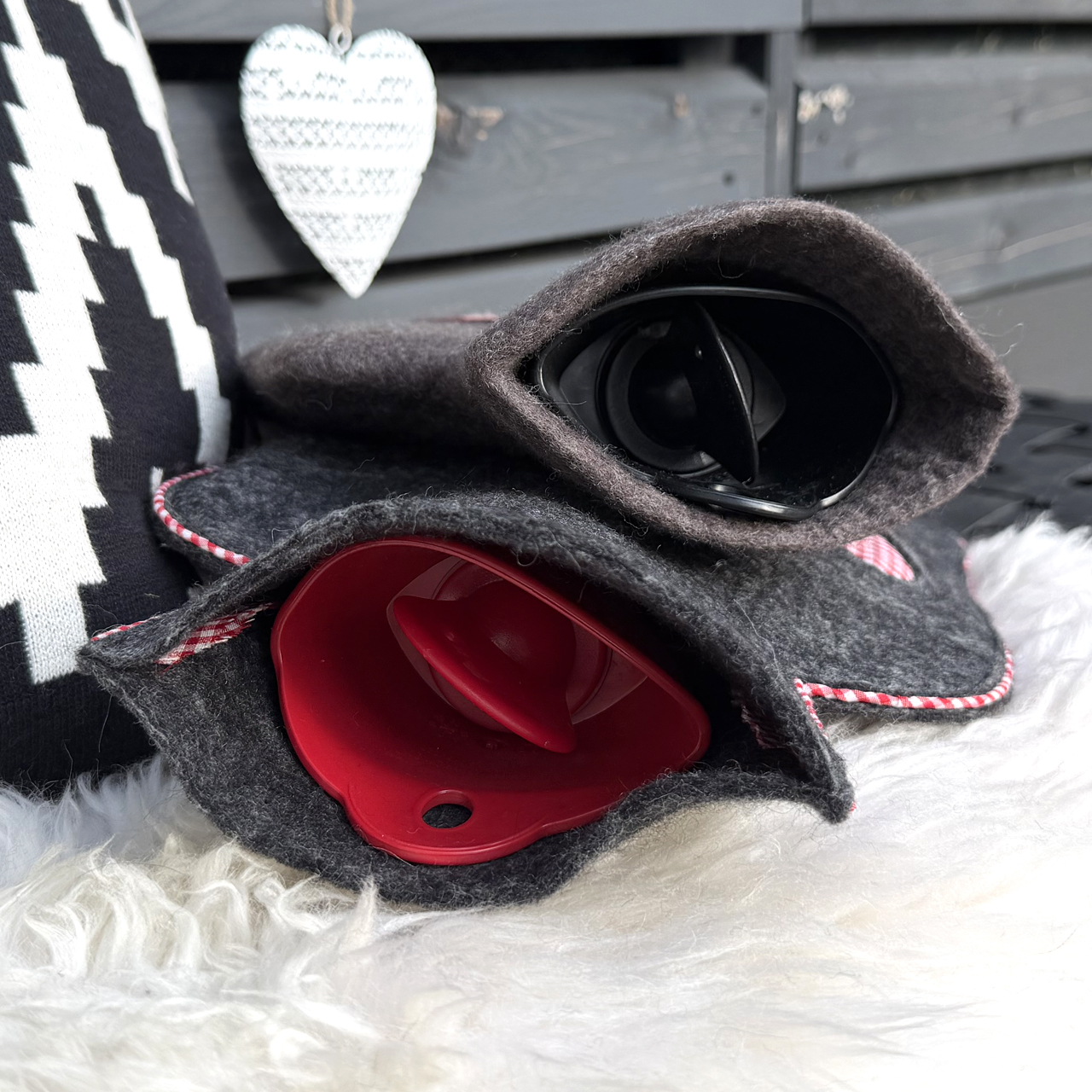 Wärmflasche Klassik 1,8 l mit Filzbezug Herzen