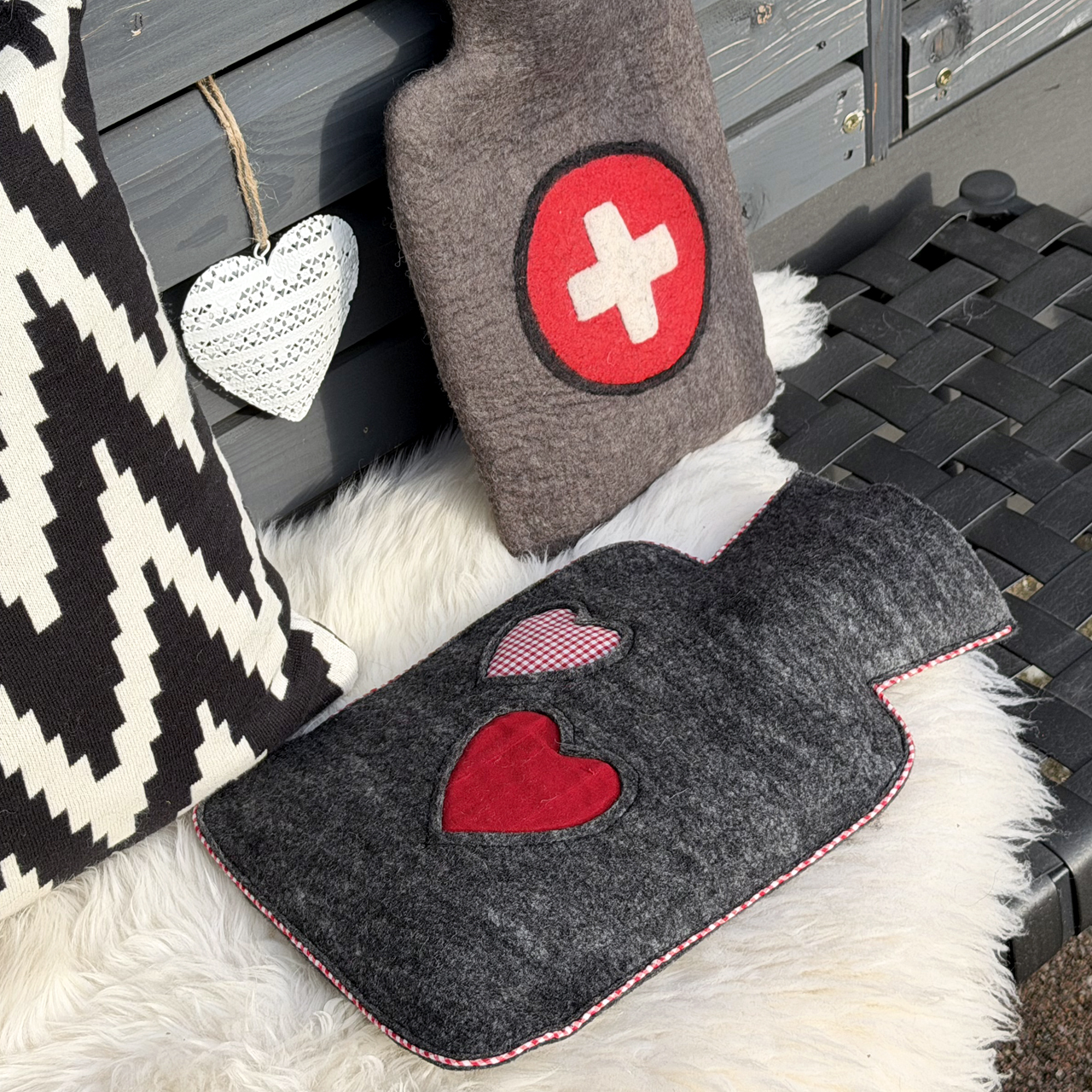 Wärmflasche Klassik 1,8 l mit Filzbezug Herzen