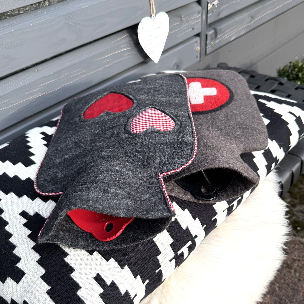 Wärmflasche Klassik 1,8 l mit Filzbezug Herzen