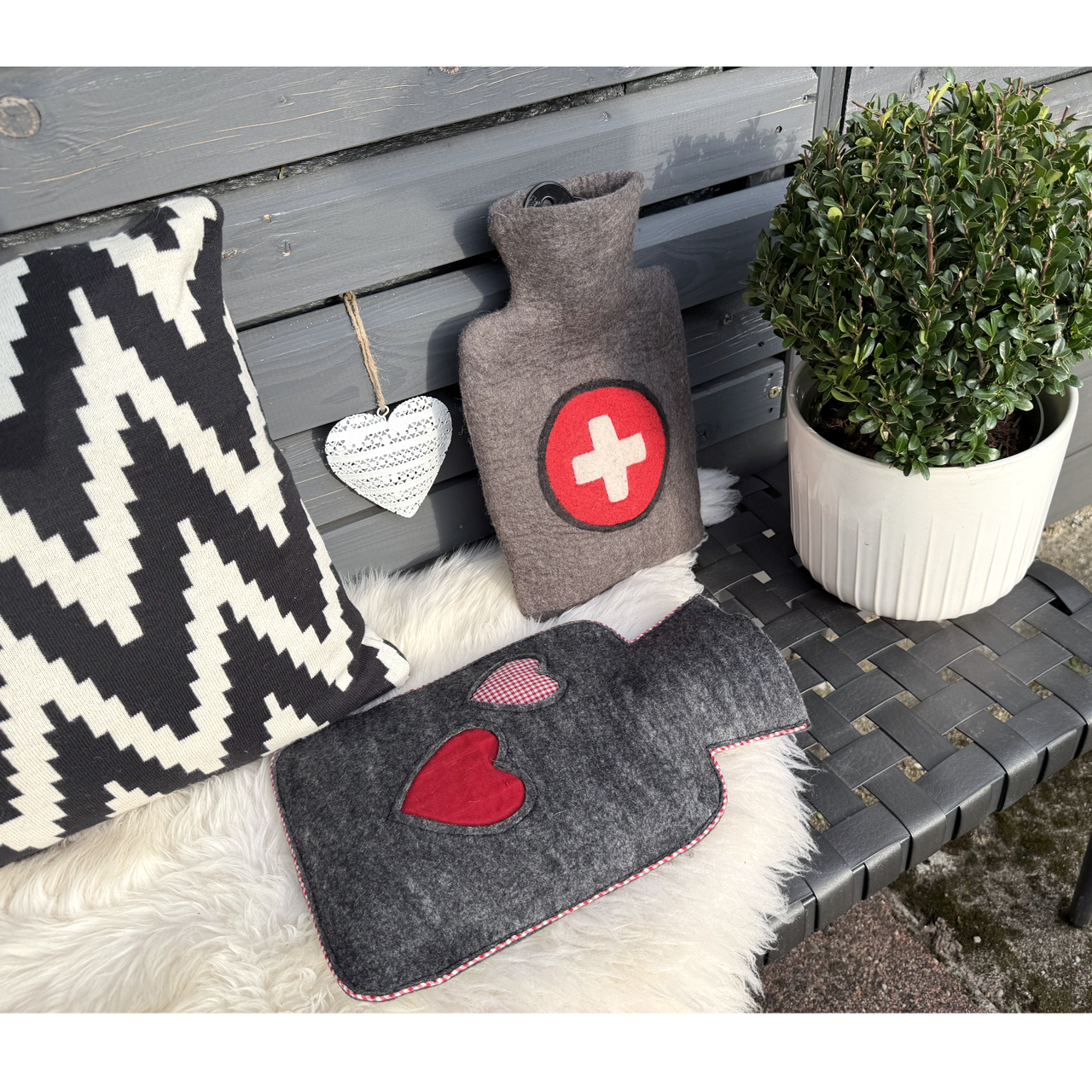 Wärmflasche Klassik 1,8 l mit Filzbezug Herzen