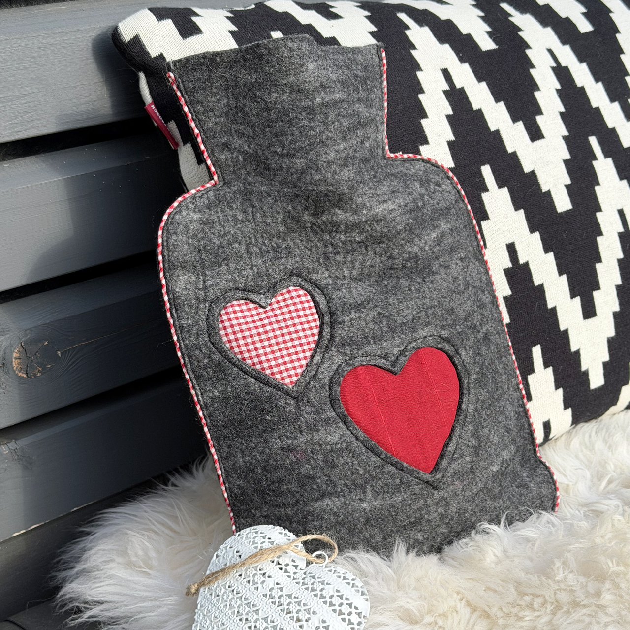 Wärmflasche Klassik 1,8 l mit Filzbezug Herzen