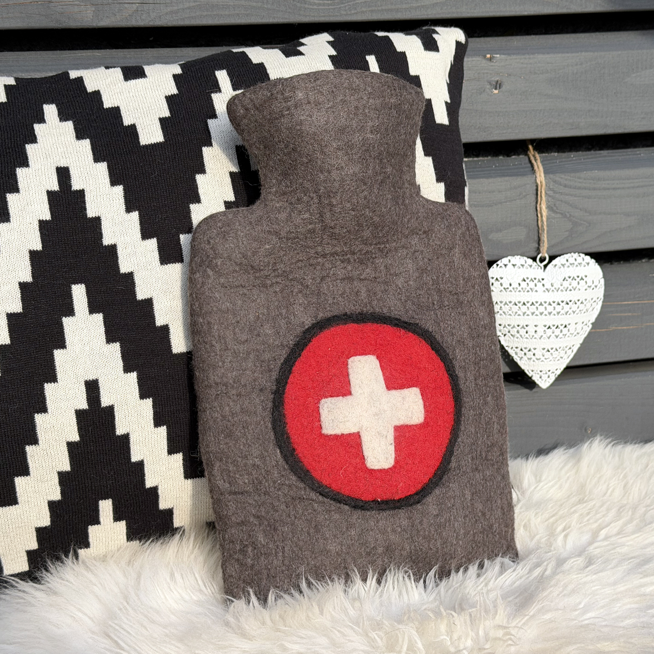 Wärmflasche Klassik 1,8 l mit Filzbezug Kreuz