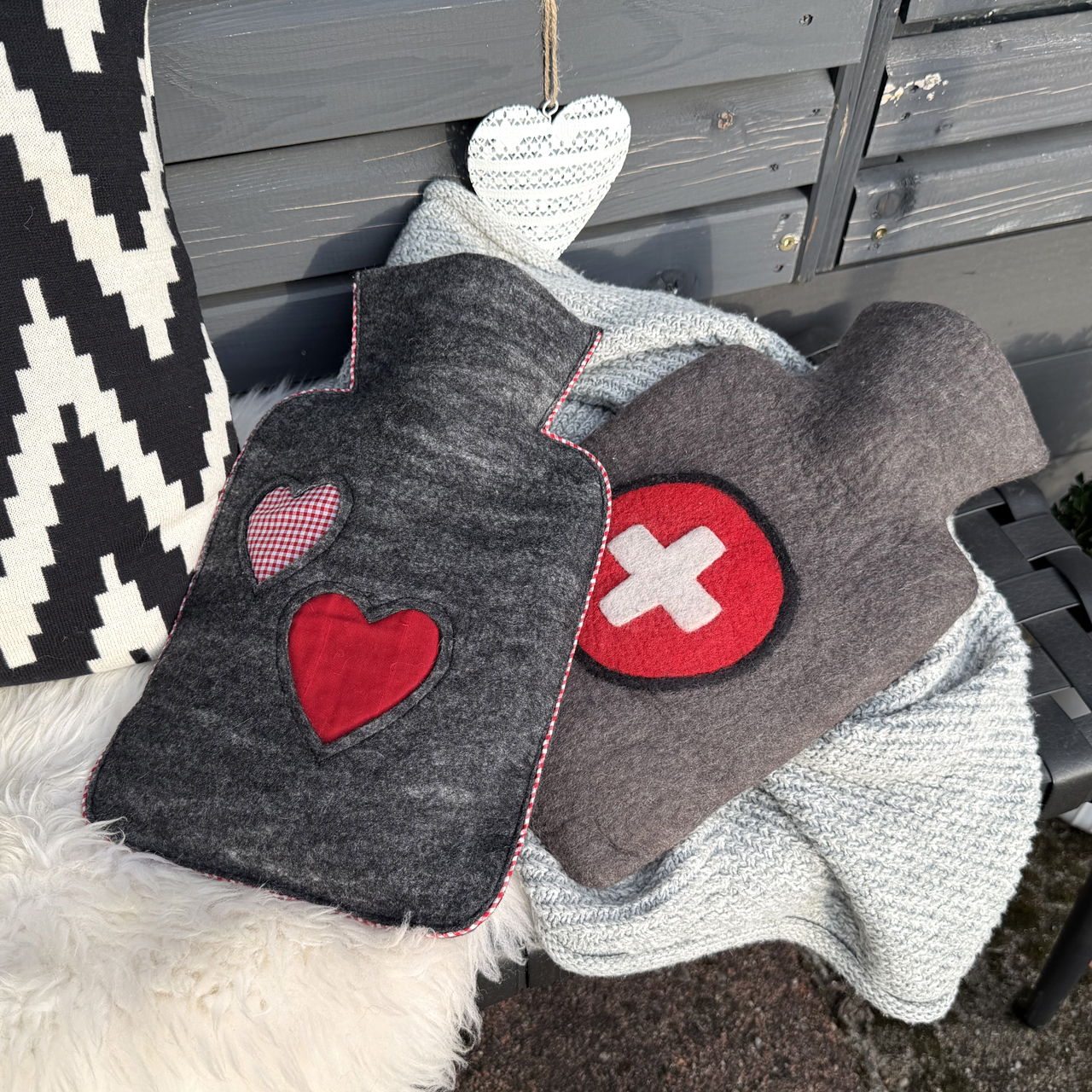 Wärmflasche Klassik 1,8 l mit Filzbezug Herzen