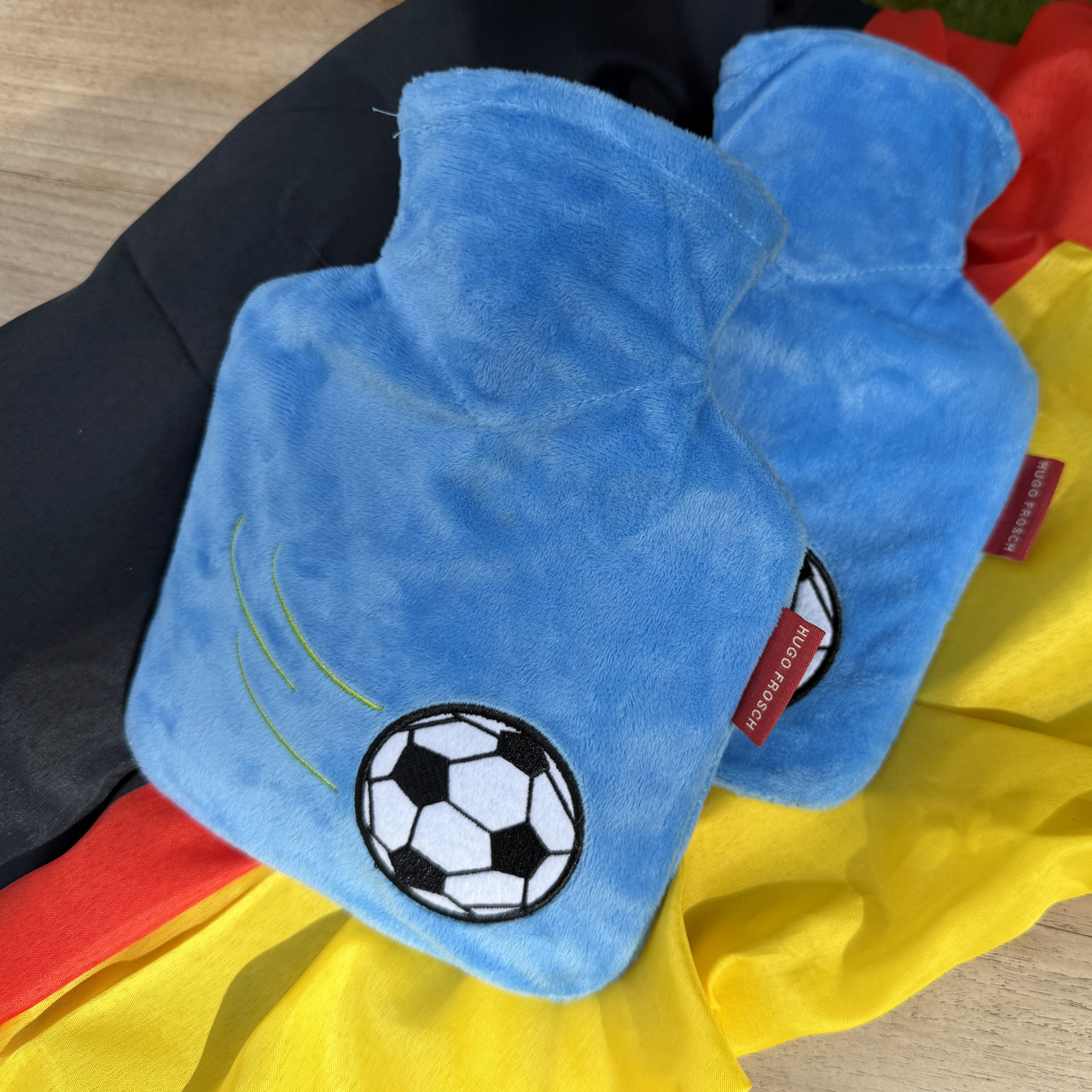 Kinder-Wärmflasche 0,6 l mit Nickiveloursbezug Fußball blau
