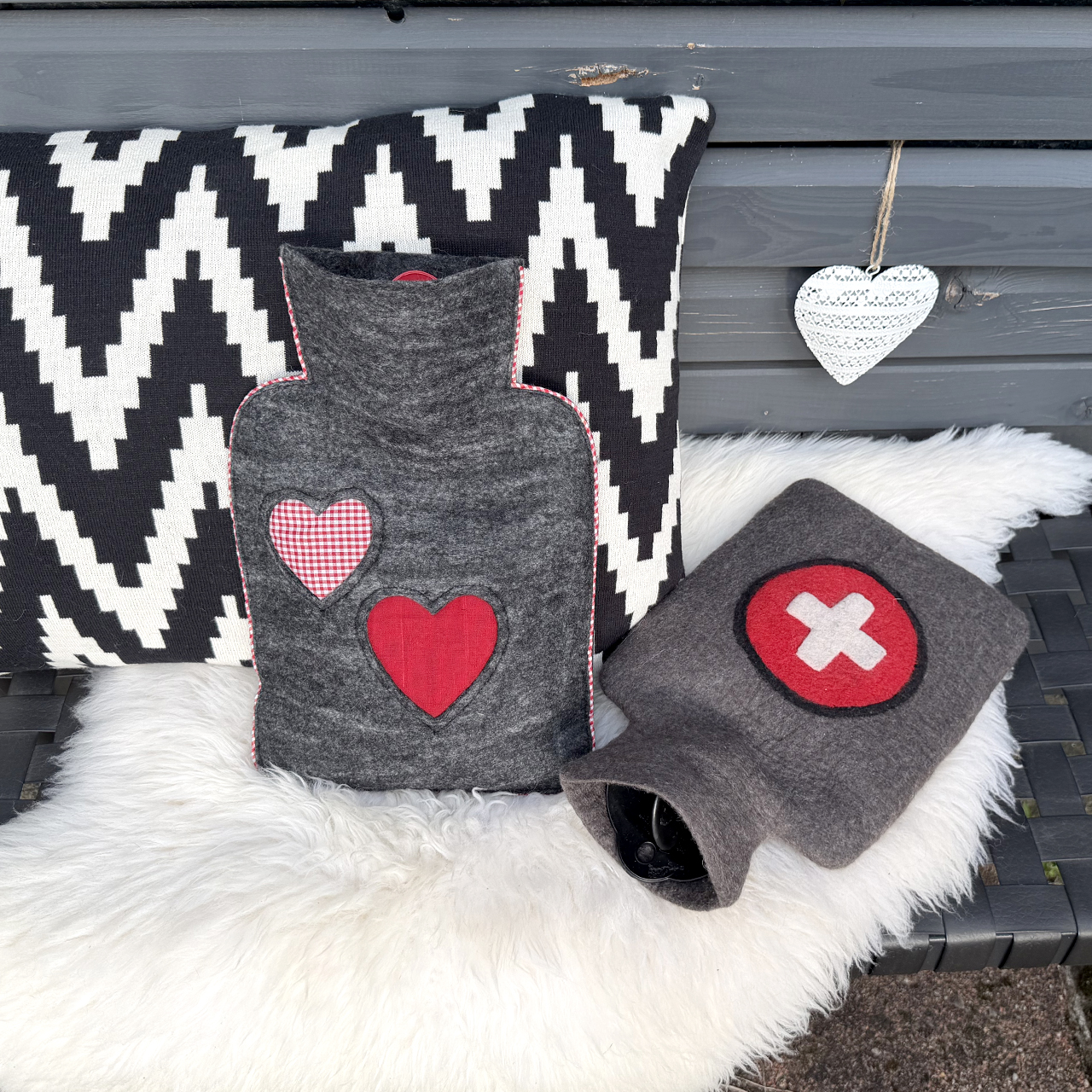 Wärmflasche Klassik 1,8 l mit Filzbezug Herzen